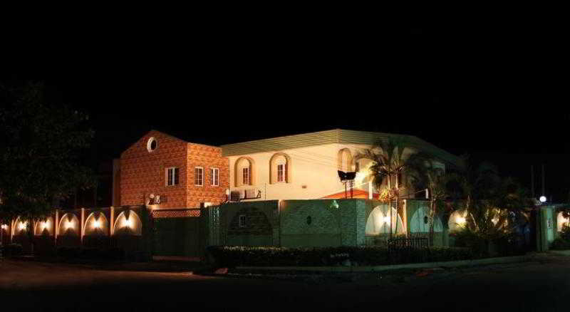 Charlies Place And Suites Lagos Exterior photo